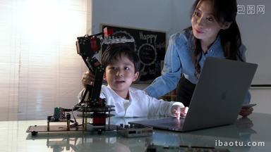 年轻老师辅导小学生学习机器人编程